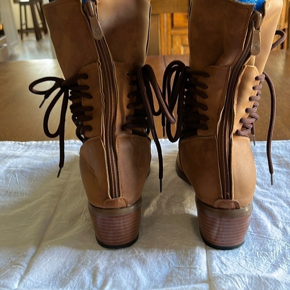 No Brand tan boots with ties on each side. Zipper in back. Size 7. New - Picture 4 of 8